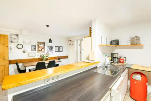 a kitchen with a wooden counter top and a table at Gemütliche 3-ZKB WC SouterrainWohnung in Bestlage in Hamburg