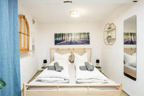 2 camas en una habitación con paredes blancas en Gemütliche 3-ZKB WC SouterrainWohnung in Bestlage en Hamburgo
