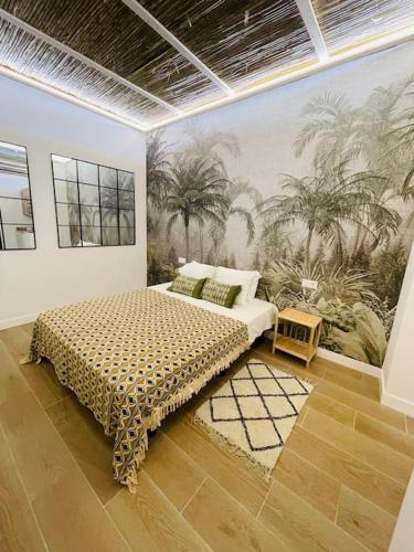 ein Schlafzimmer mit einem Bett und einem Wandbild von Palmen in der Unterkunft casa Albufera boutique in Valencia