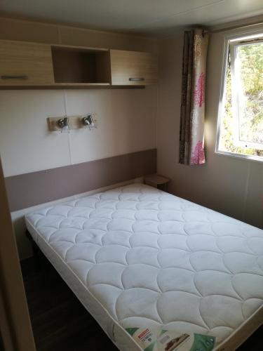 - un matelas dans une chambre avec fenêtre dans l'établissement mobil home Gassin, à Gassin