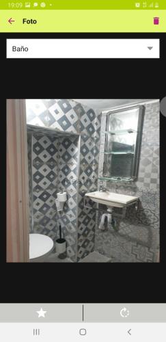 y baño con lavabo y espejo. en Lofth valencia, en Valencia
