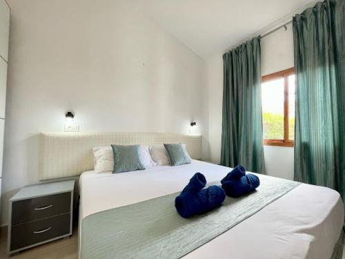 1 dormitorio con 2 camas con almohadas azules en Xookoob Tropical Retreat, en San Bartolomé