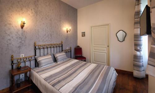sypialnia z dużym łóżkiem i białymi drzwiami w obiekcie Villa l'Orante w Lourdes