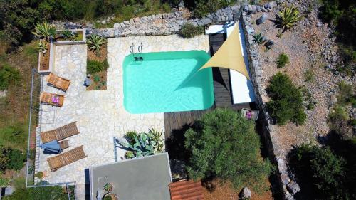 una vista aérea de una piscina en un patio en Villa Luna, en Veliki Drvenik