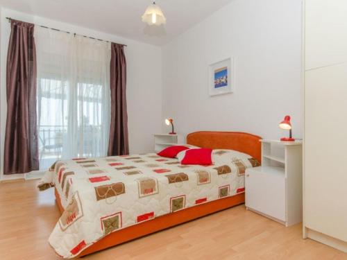 Un dormitorio con una cama grande y una ventana en Maiden Apartments, en Trogir