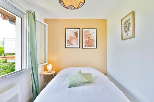 - une chambre avec un lit et une fenêtre dans l'établissement Little Cocoon ~ T2 douillet, à Vierzon