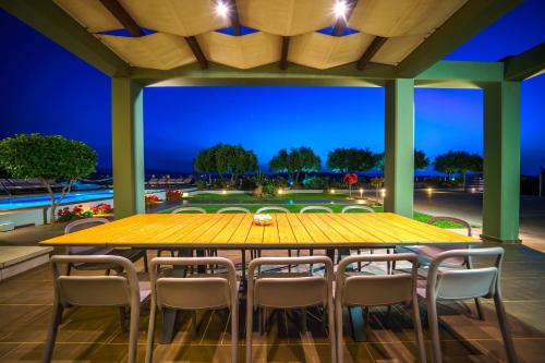 Kolam renang di atau dekat dengan Mythic Olive One floor villa-Amazing View-Heated Poll