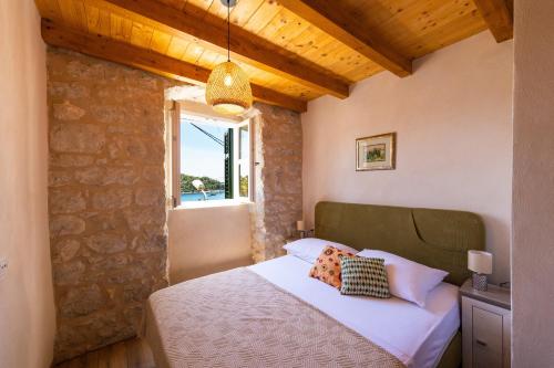 Postel nebo postele na pokoji v ubytování Cozy stone house with lovely view in Cavtat centre