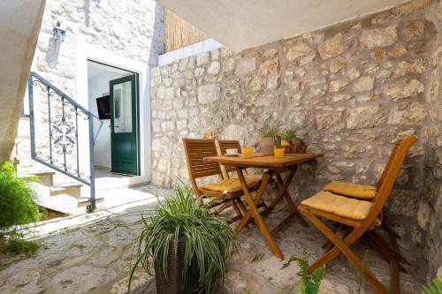 Patio nebo venkovní prostory v ubytování Cozy stone house with lovely view in Cavtat centre