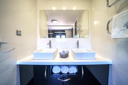 Bilik mandi di Mythic Olive One floor villa-Amazing View-Heated Poll