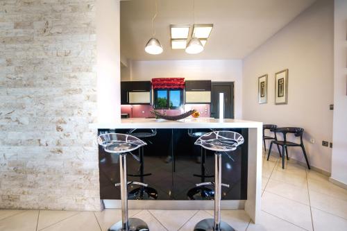 Gambar di galeri bagi Mythic Olive One floor villa-Amazing View-Heated Poll di Liyidhés