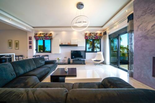 Ruang duduk di Mythic Olive One floor villa-Amazing View-Heated Poll