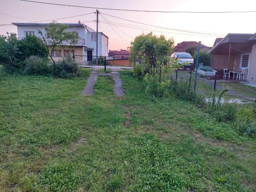 a yard with a dirt road in the grass at Privatni smestaj Apartman Ristovic preko puta poste 02 in Mataruška Banja