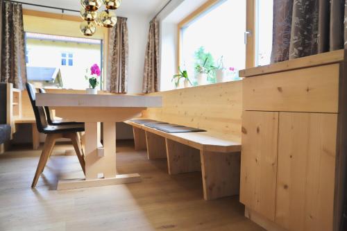 Zimmer mit einem Schreibtisch und einem Stuhl neben einem Fenster in der Unterkunft Bio Apartment - Der Steinadler in Umhausen