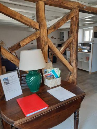 une table avec une lampe au-dessus dans l'établissement LE SOULEILHOU, 4/6 pax, Gîte, Pyrénees, rando,calme&nature, à Oust