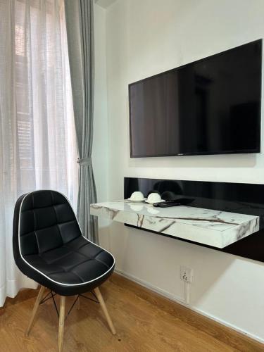 een zwarte stoel naast een tafel met een televisie bij Ivanna stay in Pātan
