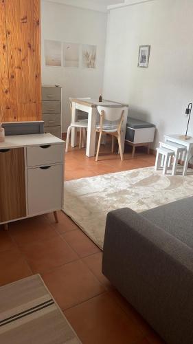 un salon avec une table et une salle à manger dans l'établissement STUDIO COSY AURON, à Auron