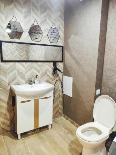 La salle de bains est pourvue de toilettes et d'un lavabo. dans l'établissement Студия с Джакузи на Молодогвардейской, à Mykolaïv