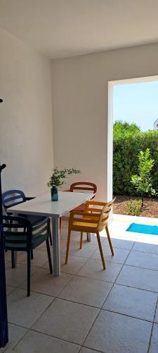 jadalnia ze stołem i krzesłami oraz basenem w obiekcie Endless Summer w mieście Fontane Bianche