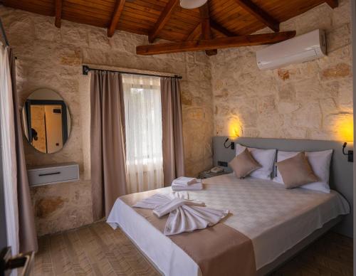 Postel nebo postele na pokoji v ubytování Terra Rossa Stone Houses Otel & Restaurant -kaş-