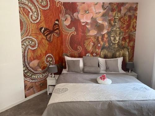 ein Schlafzimmer mit einem großen Bett mit einer Wand mit Schmetterlingen in der Unterkunft Villa Fallingstar in Bad Saarow