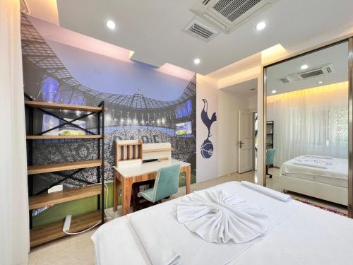 1 dormitorio con cama, escritorio y mesa en Luxury Villa with Pool and Jacuzzi Fethiye, en Ölüdeniz