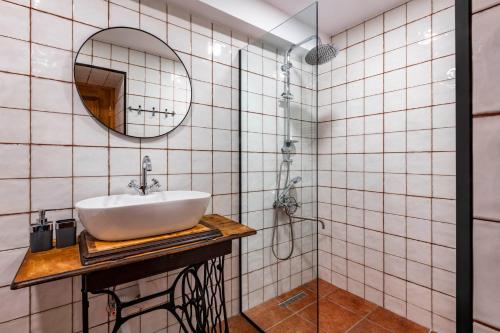 ein Bad mit einem Waschbecken und einem Spiegel in der Unterkunft Your home, Lagodekhi in Lagodechi