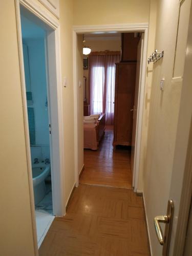 アテネにあるNicole Apartmentの廊下(バスタブ付きの部屋に開くドア付)