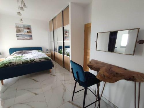 une chambre avec un lit, une table et une chaise dans l'établissement Villa Carthage, à Calignac