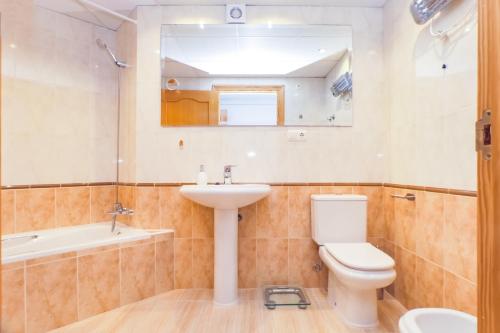 a bathroom with a sink and a toilet and a bath tub at Ático Almería. Paseo marítimo Roquetas de Mar in Roquetas de Mar
