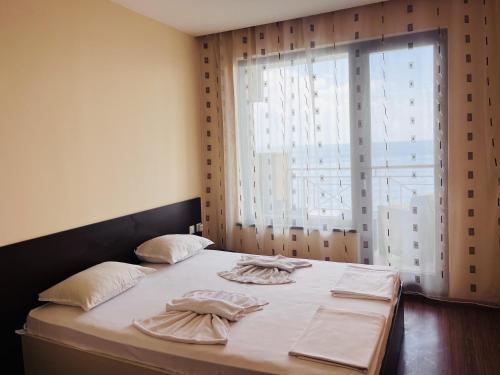 A bed or beds in a room at Sea View Rental Front Beach