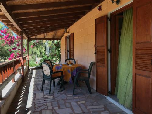 a table and chairs on the porch of a house at Mikro Xorio in Vathi, Mani
