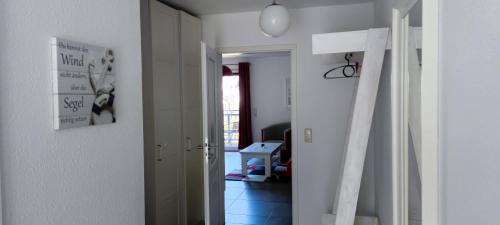 un pasillo con una puerta que conduce a una habitación en Sandsturm, en Warnemünde