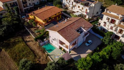an overhead view of a house with a swimming pool at Villa SAlice piano Terra in Spoltore