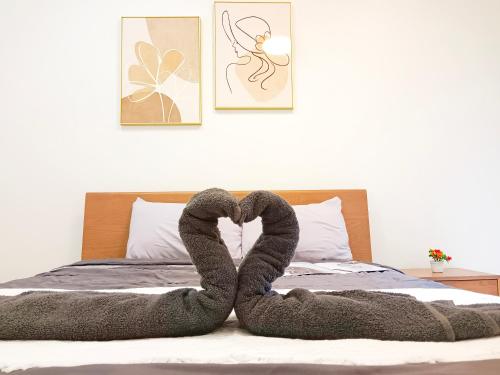 two snakes forming a heart on a bed at Medini Elysia Park , 3 min to Legoland, Netflix By Hint Homestay in Nusajaya