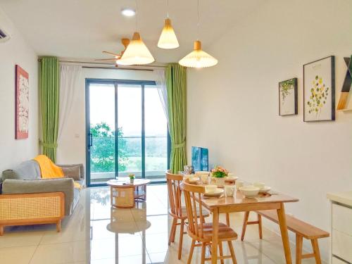 a kitchen and living room with a table and chairs at Medini Elysia Park , 3 min to Legoland, Netflix By Hint Homestay in Nusajaya