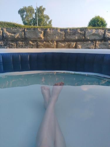 Une piscine pour voitures est à votre disposition. dans l'établissement La Villa Sokriss, à Lanvallay