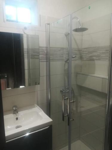 une salle de bain avec une douche en verre et un lavabo dans l'établissement Maison au cœur d'un petit village provençal proche Vaison la Romaine, à Saint-Romain-en-Viennois