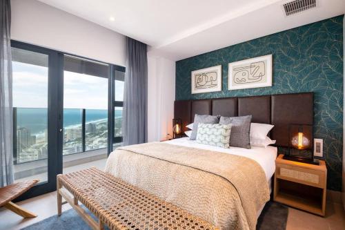 - une chambre avec un grand lit et une grande fenêtre dans l'établissement Lux Oceans 2 Bedroom Apartment in Umhlanga, à Durban