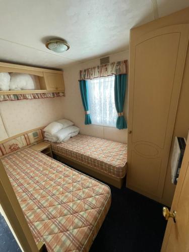 Postel nebo postele na pokoji v ubytování Tessas caravan breaks 3