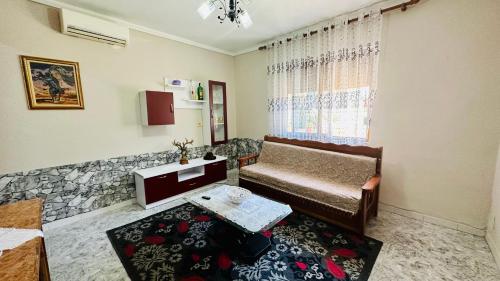 uma sala de estar com um sofá e uma mesa em Jico Travel - Villa Samuel em Vlorë