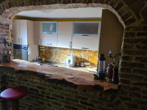 une cuisine avec un comptoir en pierre et un mur en briques dans l'établissement HARMONY Apartments, à Ulcinj