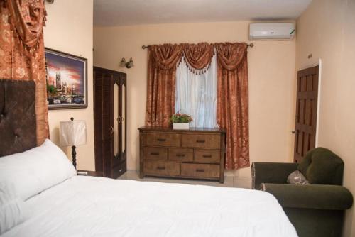 سرير أو أسرّة في غرفة في Dela de-Rose Guest House Negril Jamaica