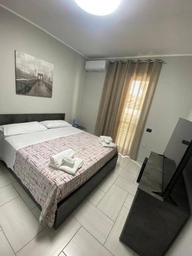 Un dormitorio con una cama grande y una ventana en Casa Giuly, en Nápoles