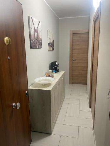 baño con lavabo y puerta de madera en Casa Giuly, en Nápoles