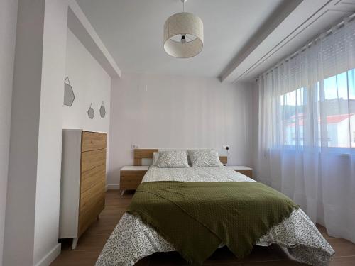 1 dormitorio con cama y ventana grande en Cedemar 2, en Cedeira