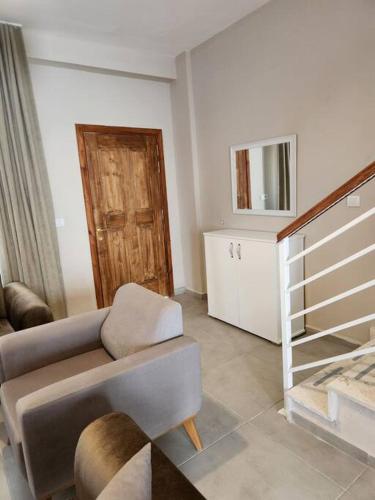 a living room with a couch and a mirror at Traumhaus mitten in der City 60 Meter zum Meer in Kuşadası