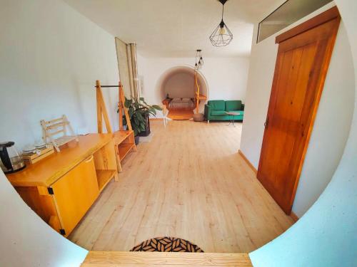 uma vista para um quarto com piso em madeira em Casa Florestal - Fatela - Hobbit House , Cabins em Fatela