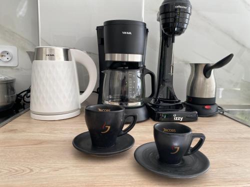 Příslušenství pro přípravu čaje a kávy v ubytování Siviri Lounge Cottage