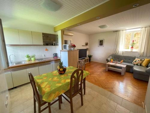 een keuken en een woonkamer met een tafel en stoelen bij Apartment Kaštel in Pazin